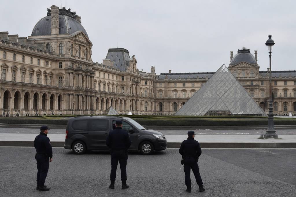 Louvre heist suspects : les pistes étudiées après le vol au musée du Louvre